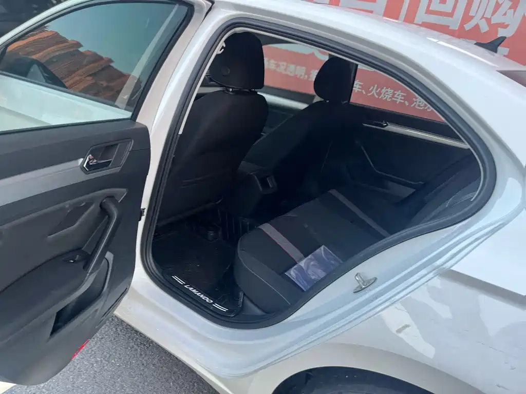Lamando 230 TSI DSG Style CN-VI