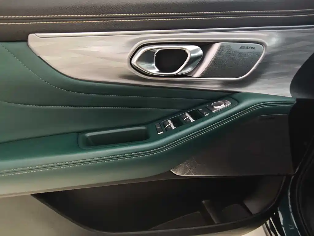 GAC Trumpchi GS8 Navigator Series 2.0 TGDI 2 WD Distinguished (6-seat)