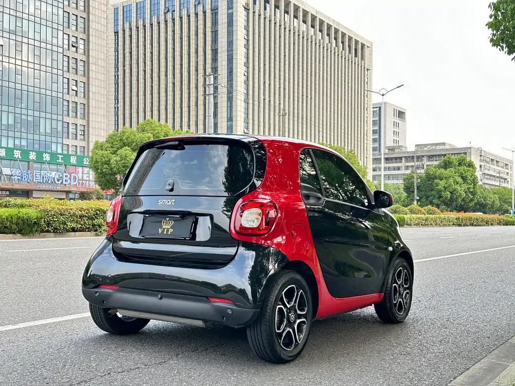 smart fortwo smart fortwo 2018款 0.9 T 66千瓦硬顶先锋版 国V