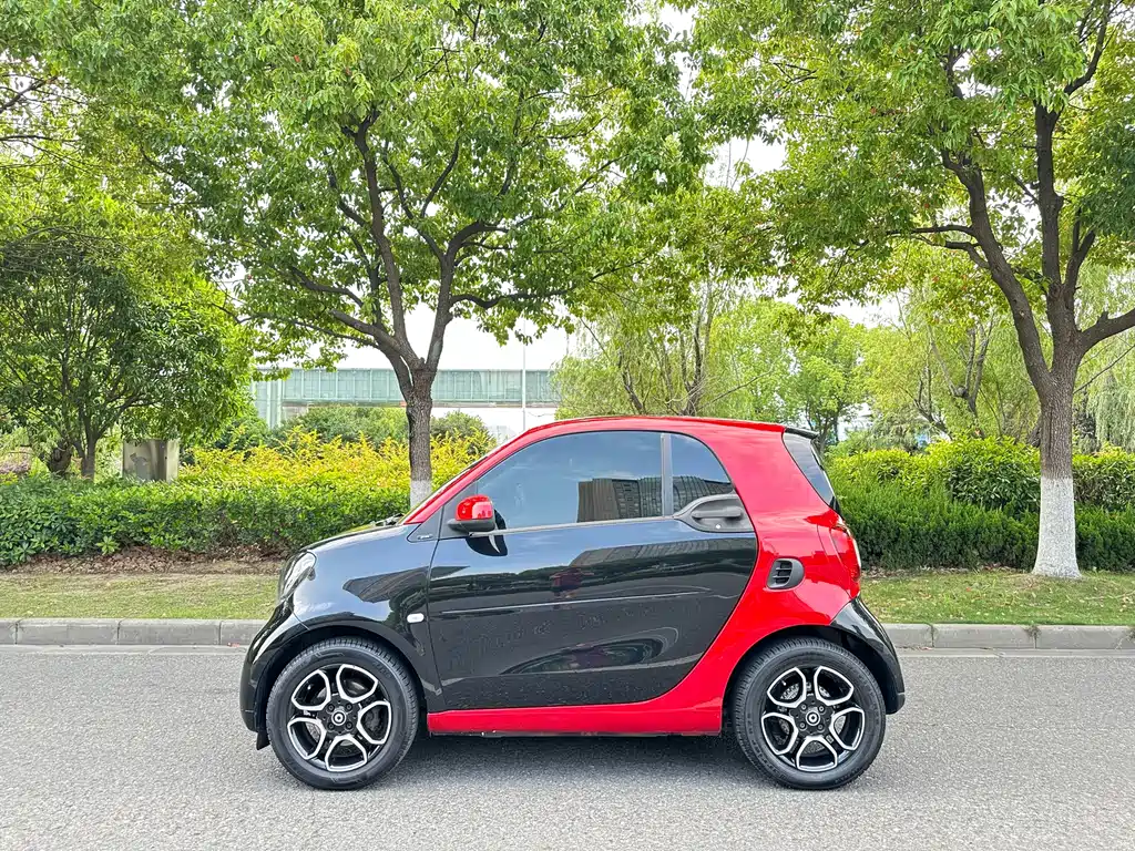 smart fortwo smart fortwo 2018款 0.9 T 66千瓦硬顶先锋版 国V