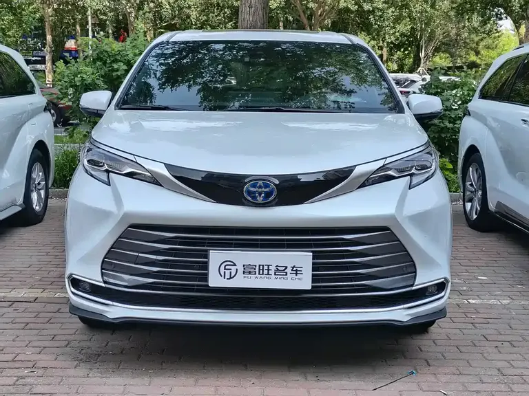 Toyota Sienna 2.5 L Hybrid Distinguished