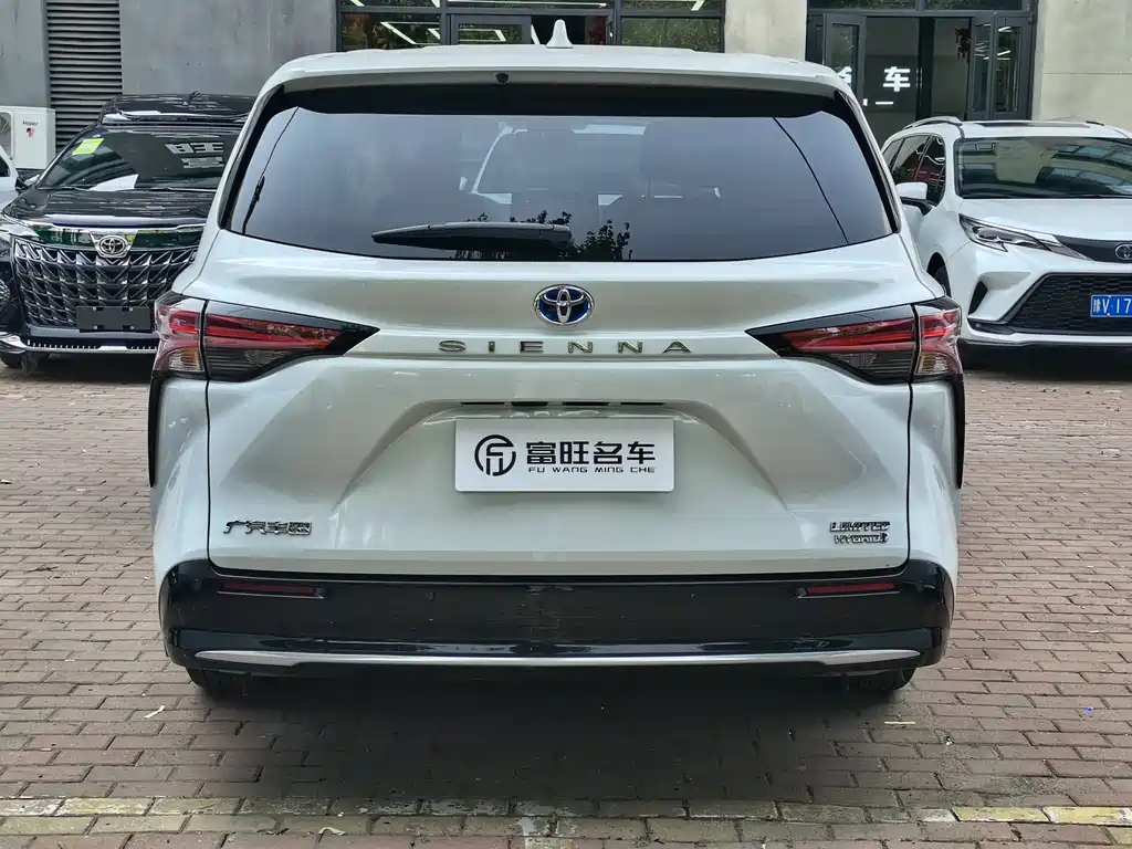 Sienna 2.5 L Hybrid Distinguished