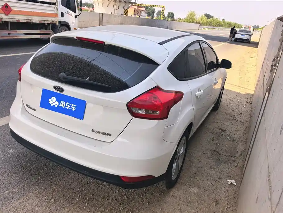 Focus Hatchback Classic 1.6 L Auto Comfort Smart Travel