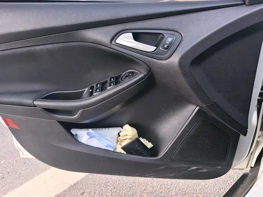 Focus Hatchback Classic 1.6 L Auto Comfort Smart Travel