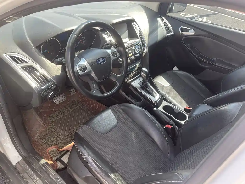 Focus Hatchback 1.6 L Auto Style