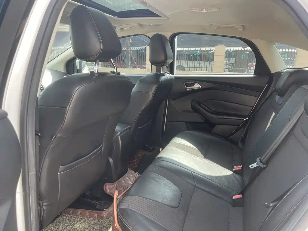 Focus Hatchback 1.6 L Auto Style