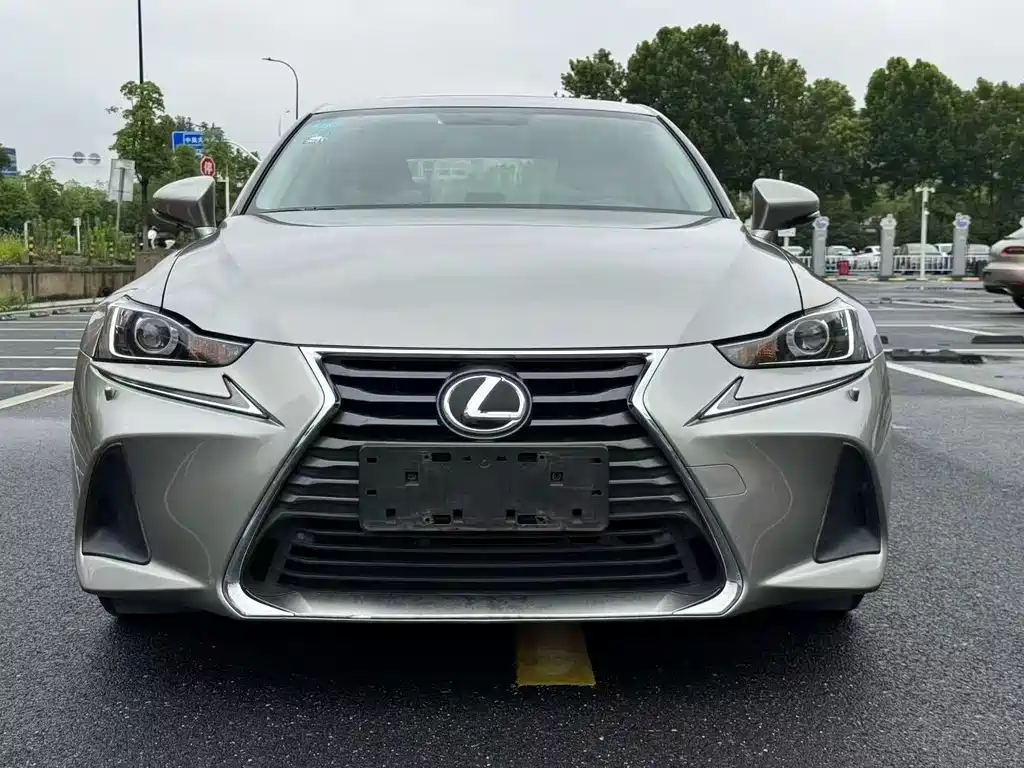 Lexus IS 300 Leading