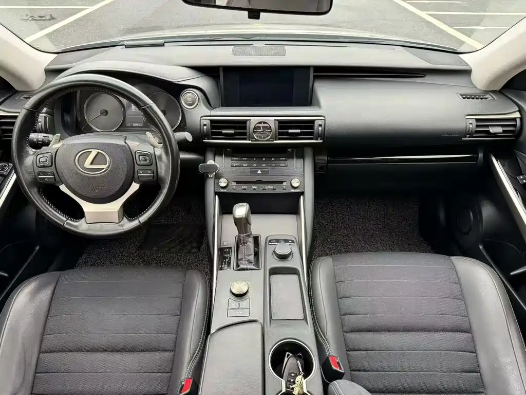 Lexus IS 300 Leading