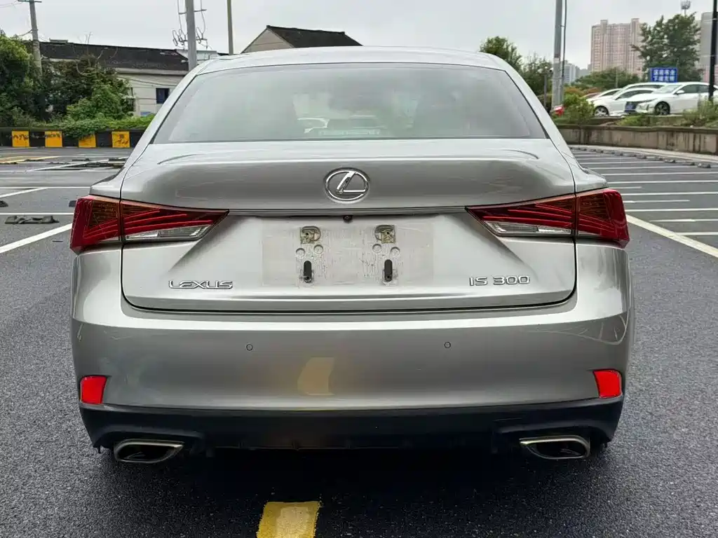 Lexus IS 300 Leading