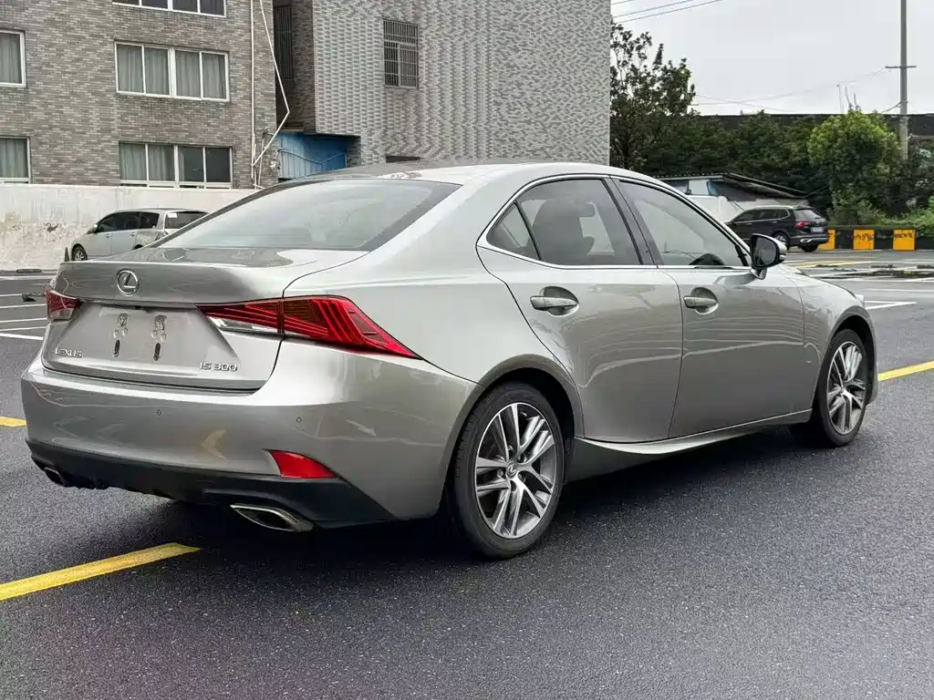 Lexus IS 300 Leading