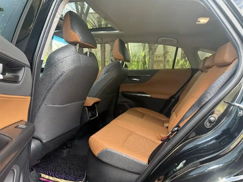 Venza Dual Engine 2.5 L CVT 2 WD Distinguished