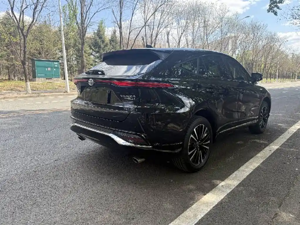 Venza Dual Engine 2.5 L CVT 2 WD Distinguished