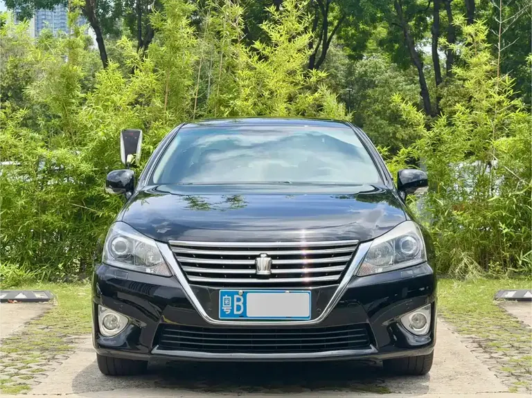 Toyota Crown 2.5 L Royal Leather