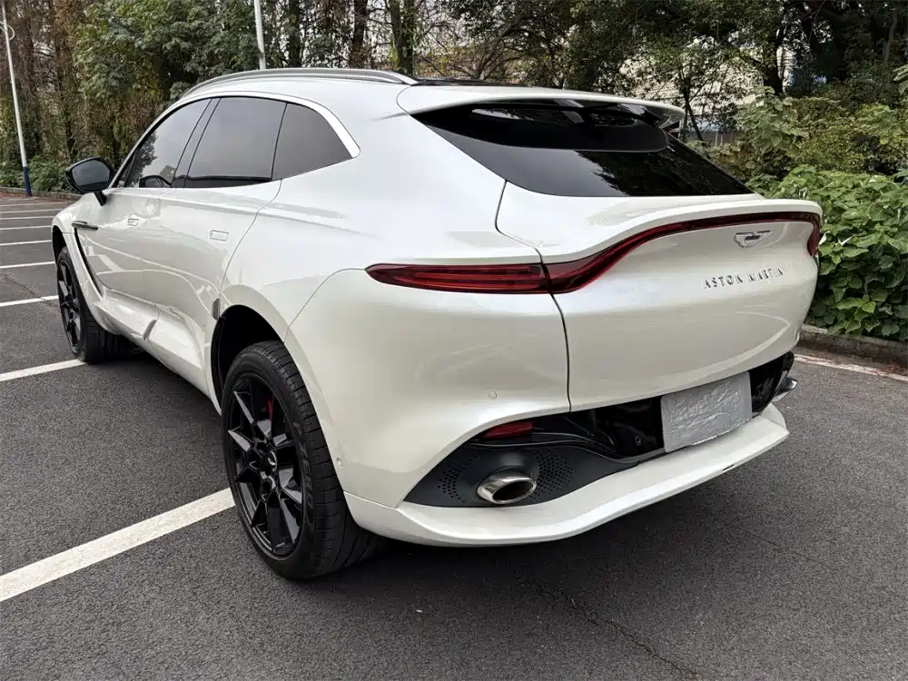 Aston Martin DBX 4.0 T V8