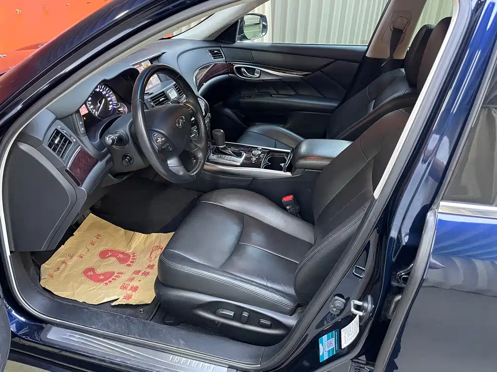 Infiniti Q70 英菲尼迪Q70 2019款 Q70 L 2.0 T 精英版 PLUS