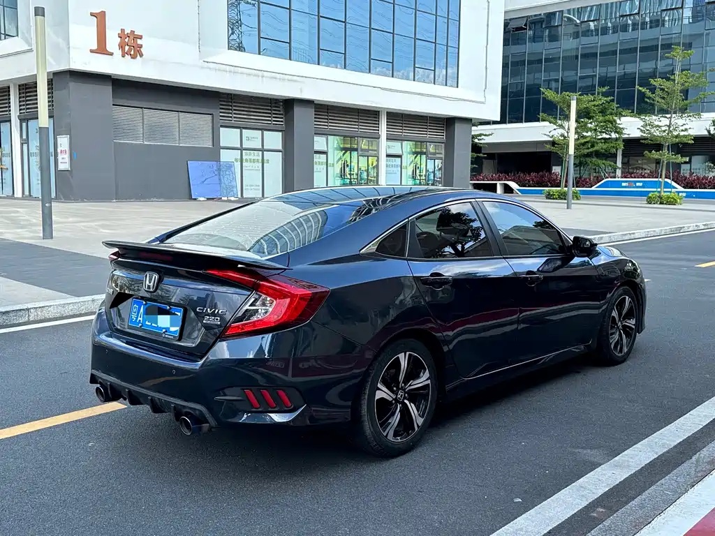 Civic 220 TURBO CVT Distinguished