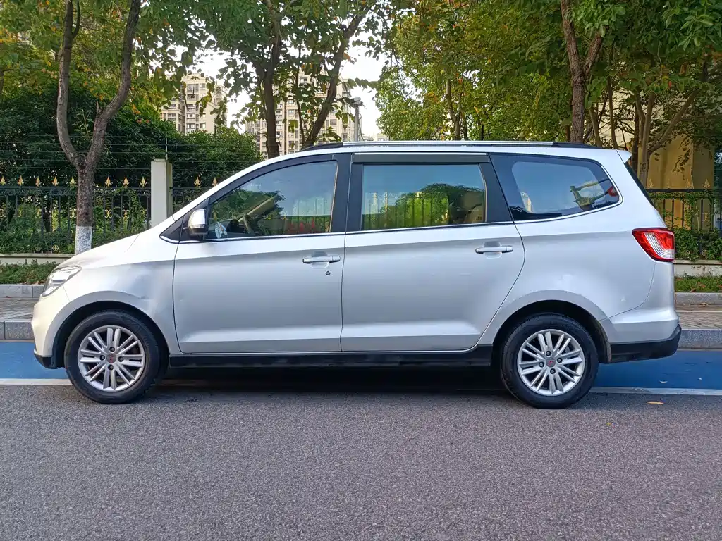 Wuling Hongguang 五菱宏光 2015款 1.5 L S1豪华国V