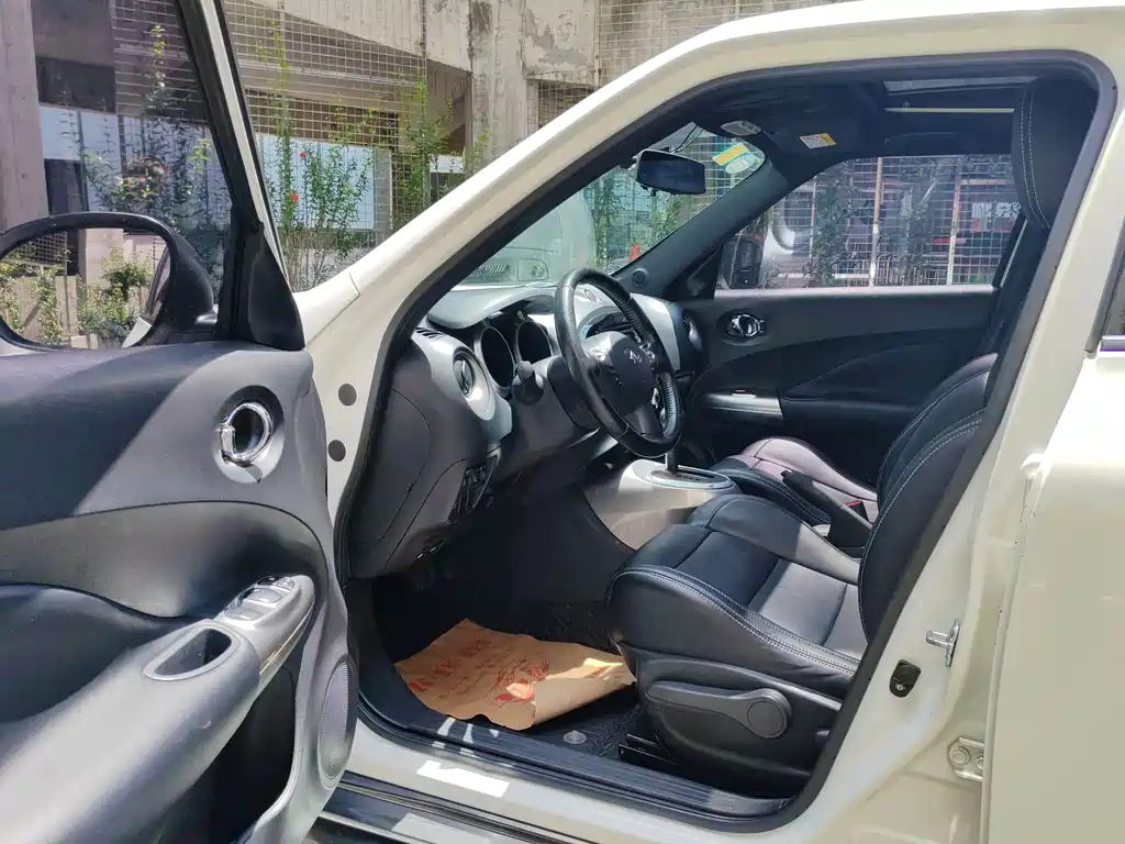 Infiniti ESQ 1.6 L Personality