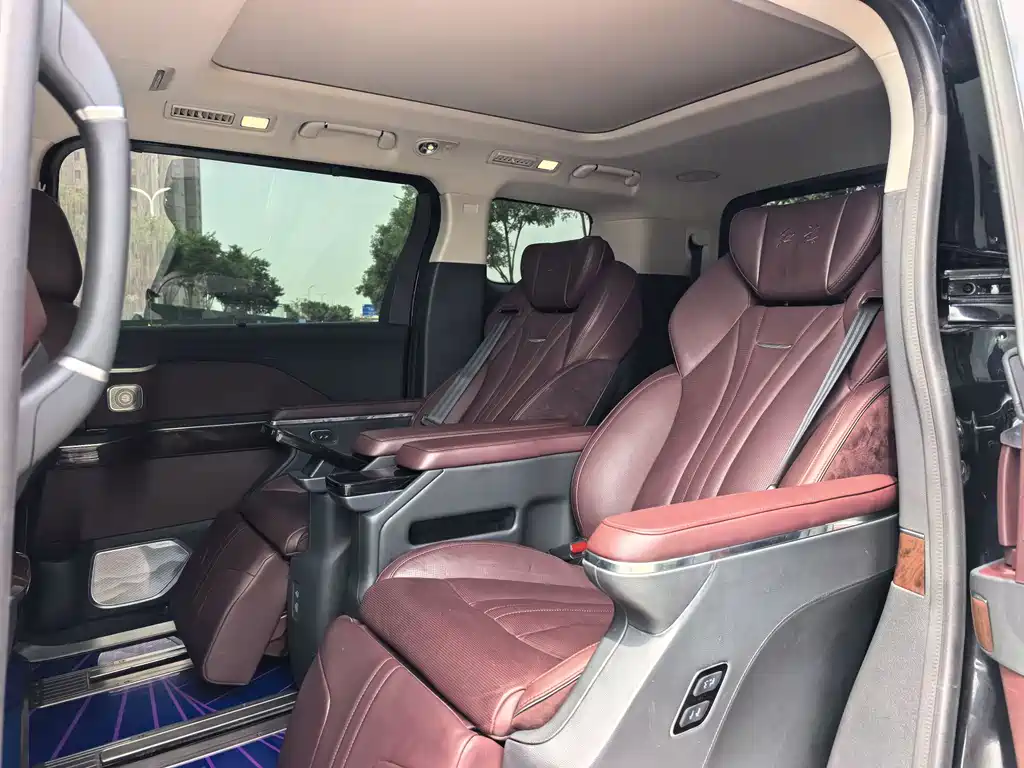 Hongqi HQ9 2.0 T Connected Flagship