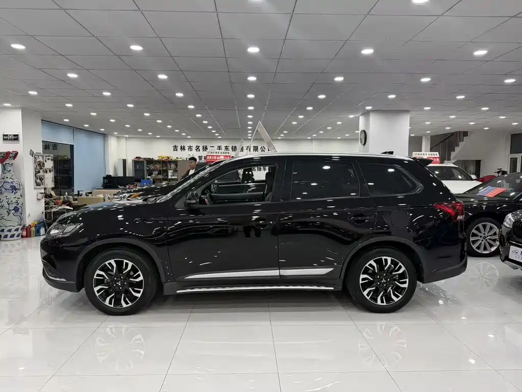 Outlander 2.0 L 2 WD Smooth Enjoyment 5-seat