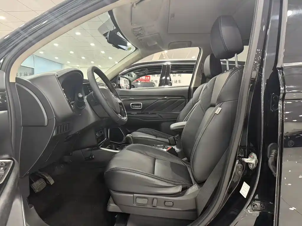 Outlander 2.0 L 2 WD Smooth Enjoyment 5-seat