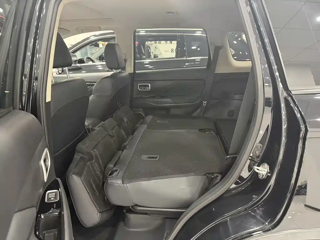 Outlander 2.0 L 2 WD Smooth Enjoyment 5-seat