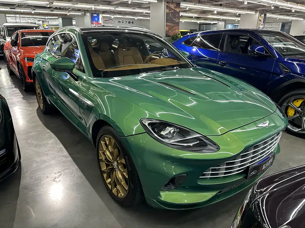 Aston Martin DBX 3.0 T STRAIGHT-SIX