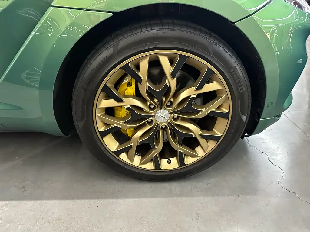 Aston Martin DBX 3.0 T STRAIGHT-SIX