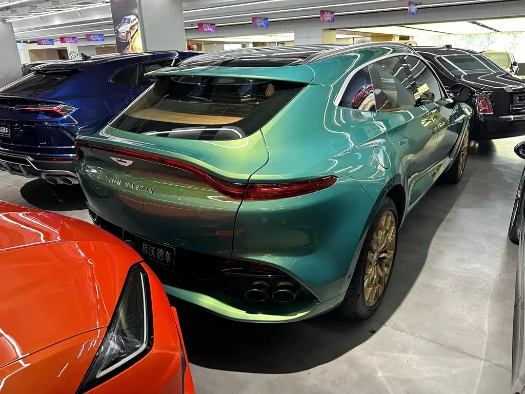 Aston Martin DBX 3.0 T STRAIGHT-SIX