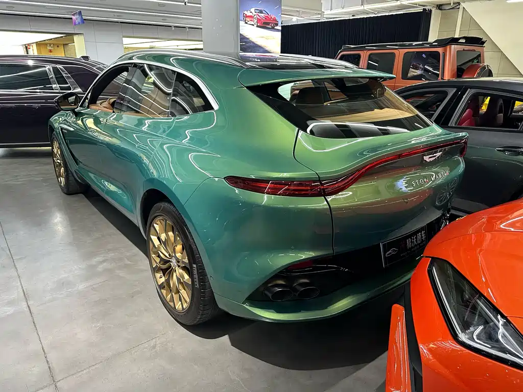 Aston Martin DBX 3.0 T STRAIGHT-SIX