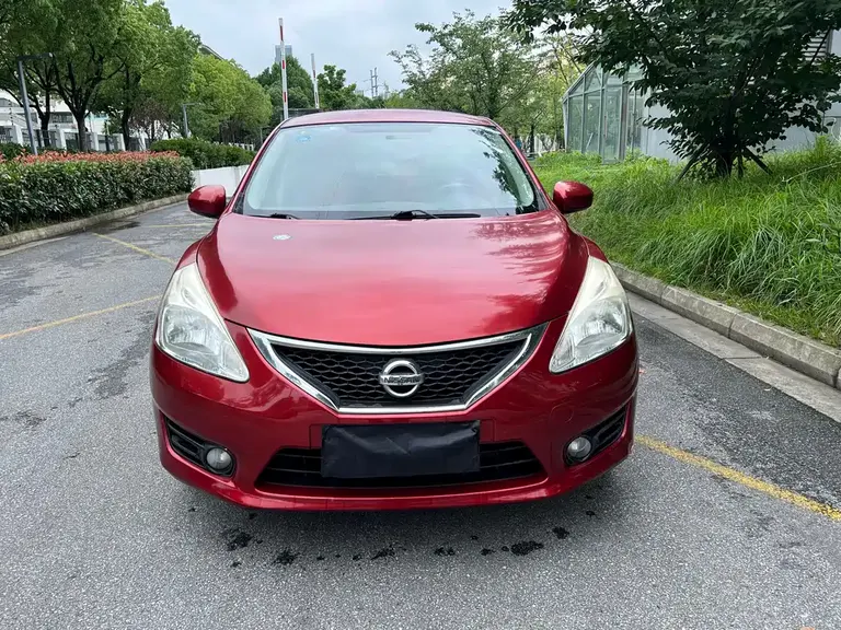 Nissan Tiida 1.6 L CVT Cool Cafe