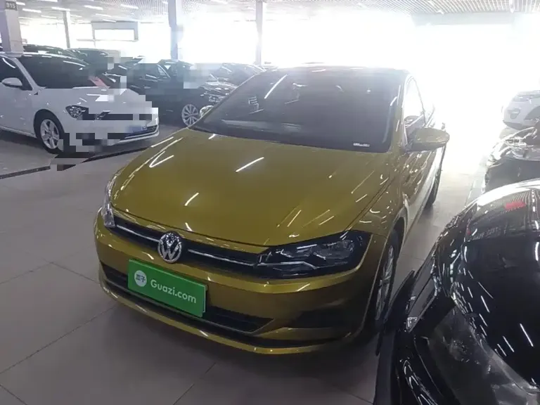Volkswagen Polo Plus 1.5 L Auto Colorful Tech