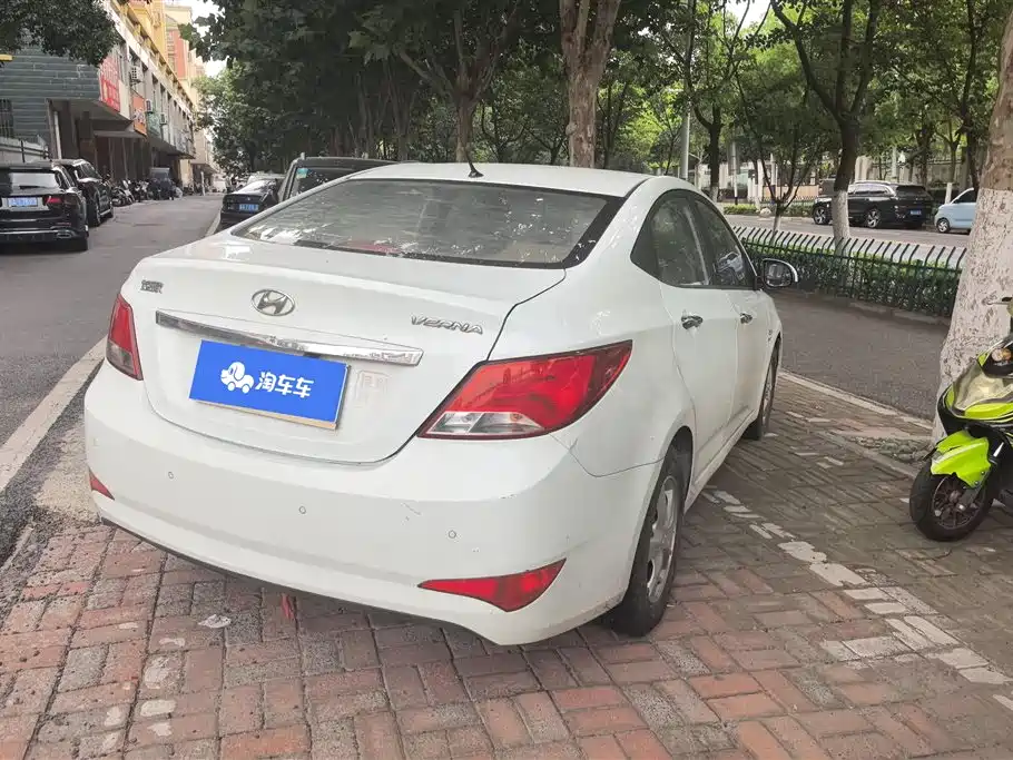 Accent 1.4 L Auto Leading GLX