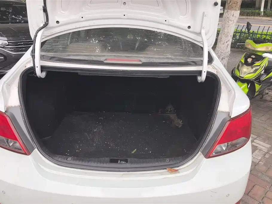 Accent 1.4 L Auto Leading GLX