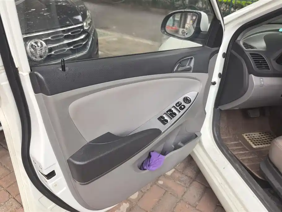 Accent 1.4 L Auto Leading GLX