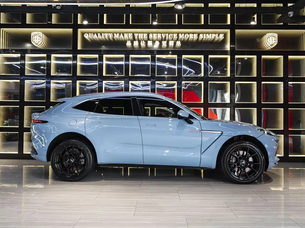 Aston Martin DBX 4.0 T V8