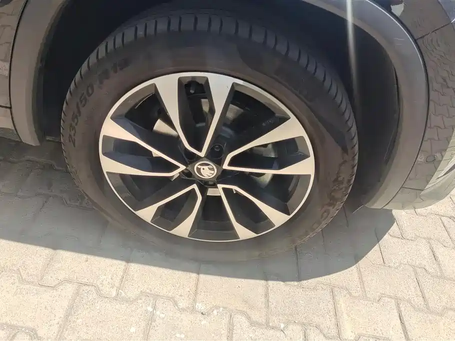 Kodiaq 柯迪亚克 2024款 TSI330 7座两驱奢享版