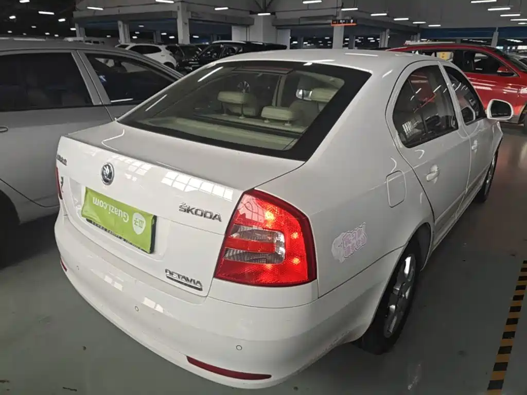 Octavia Classic 1.6 L Auto Yijie