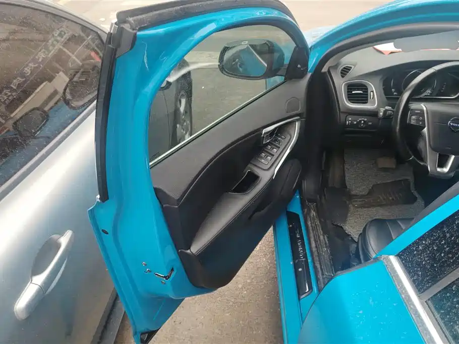 Volvo V40 沃尔沃V40 2015款 1.6 T 智雅个性运动版