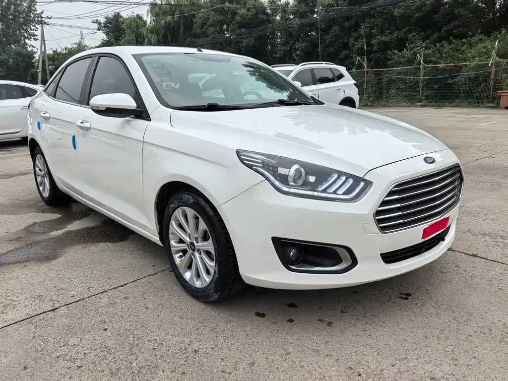 Escort 1.5 L Auto Fashion