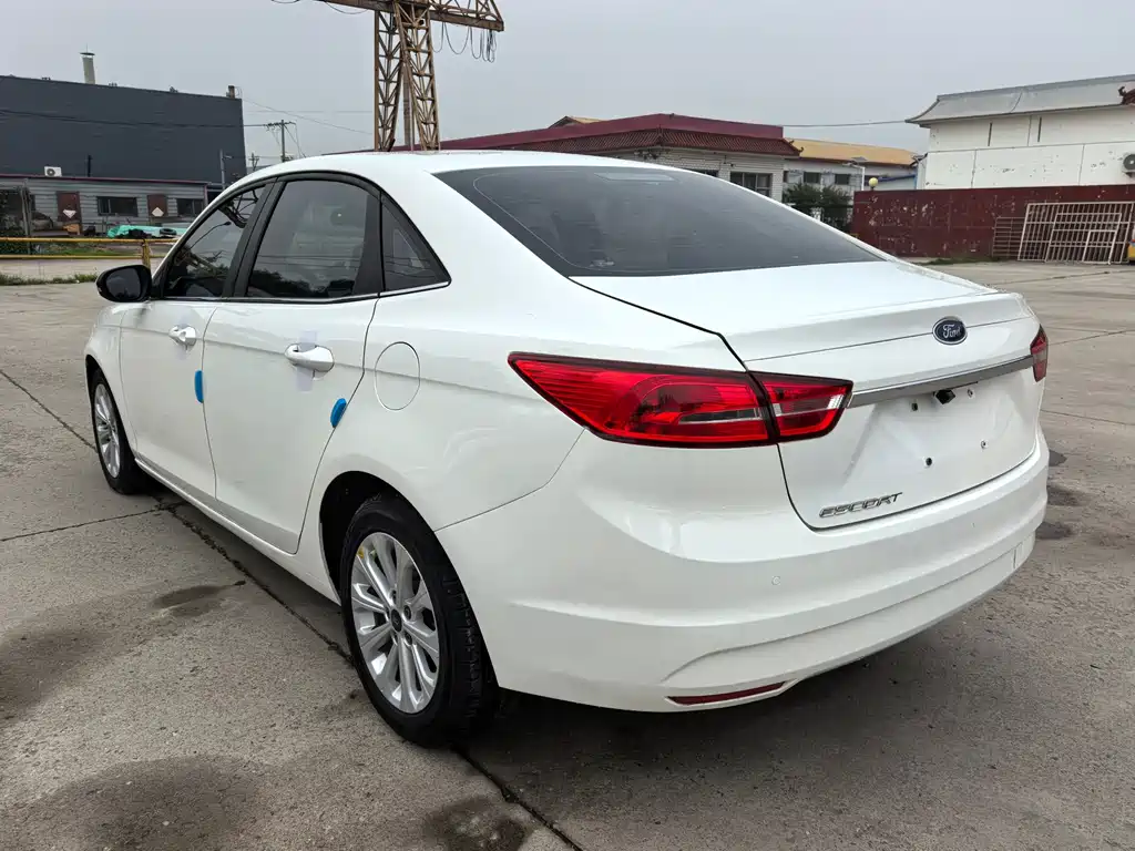 Escort 1.5 L Auto Fashion