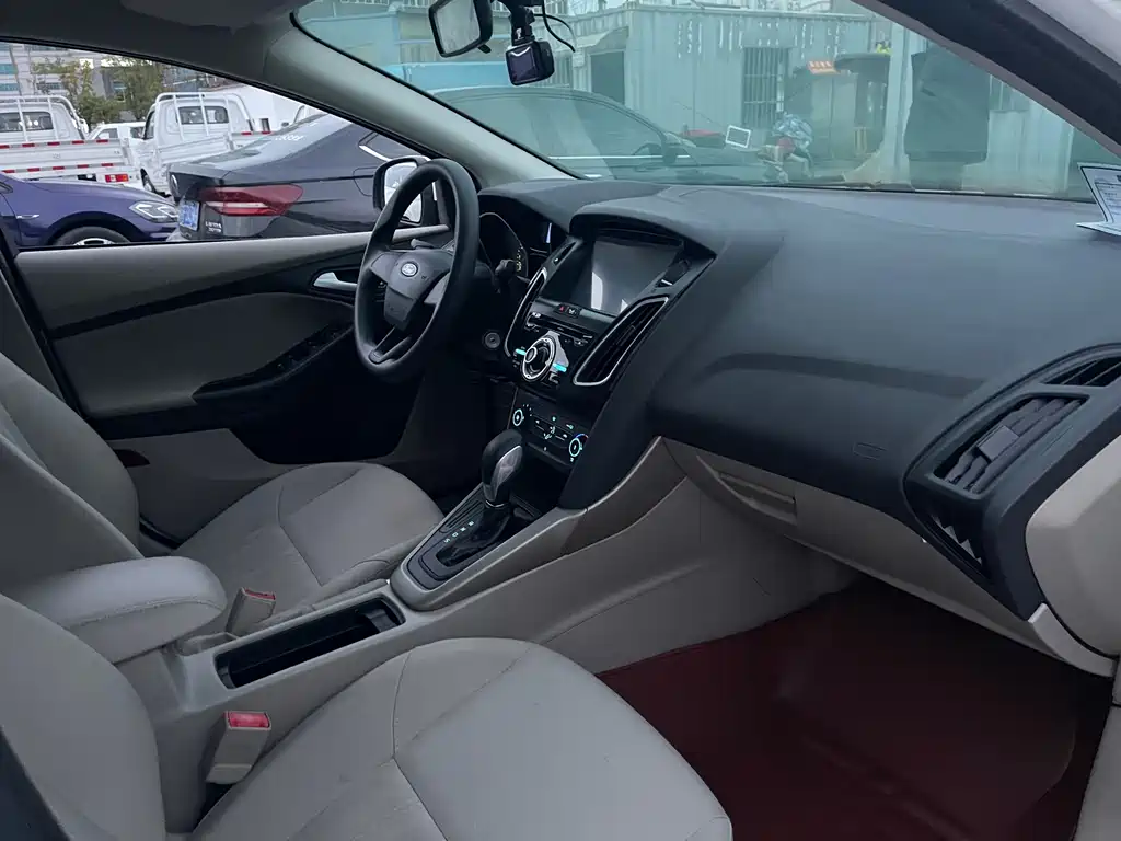 Focus Sedan 1.6 L Auto Comfort