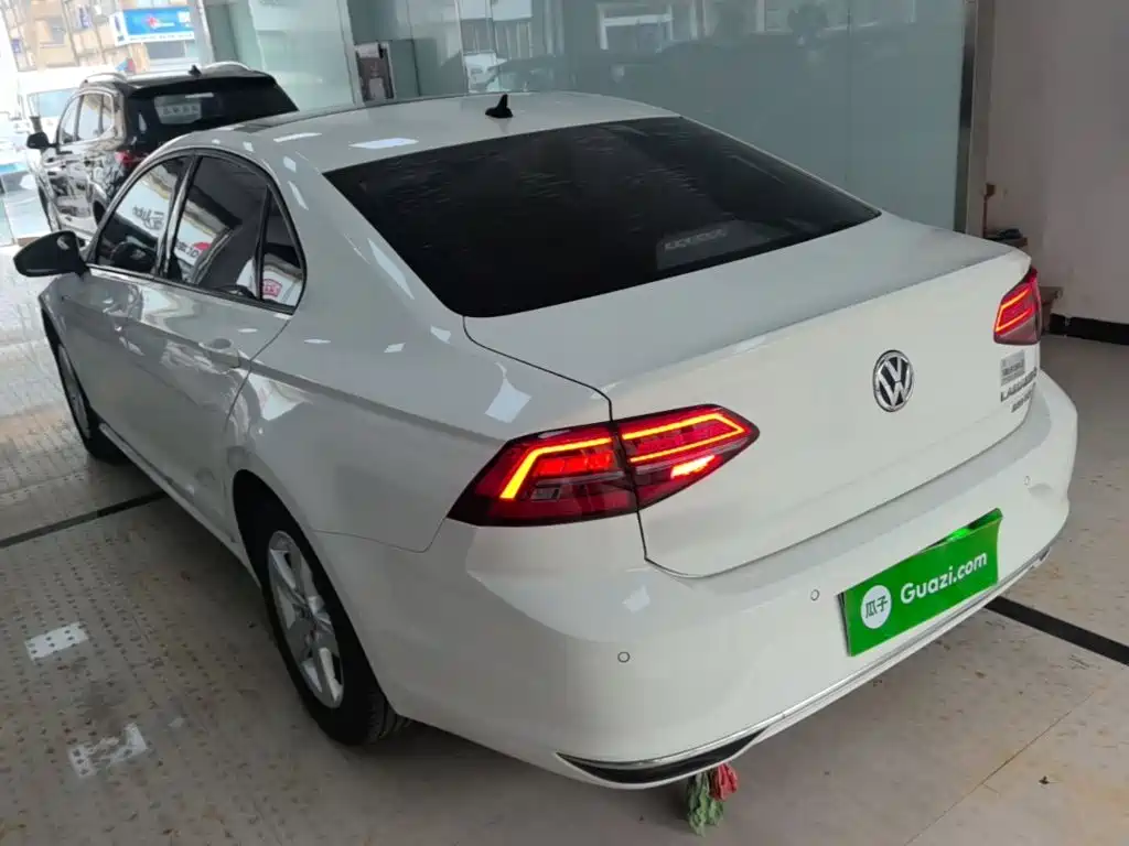 Lamando 230 TSI DSG Style CN-VI