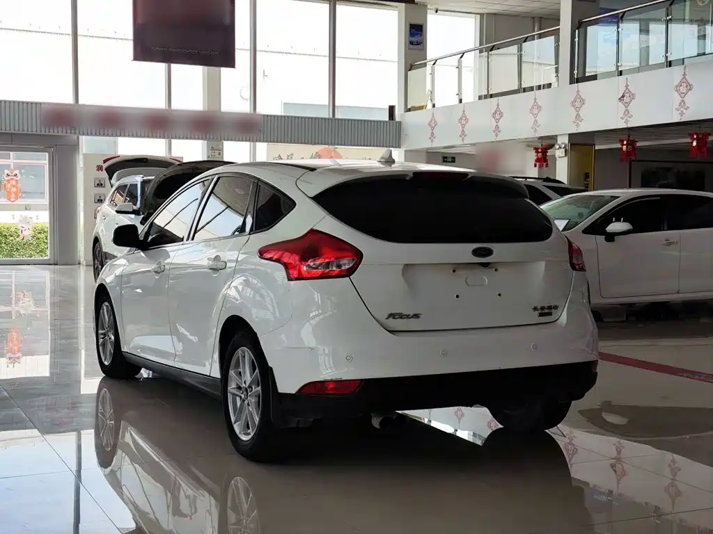 Focus Hatchback Classic EcoBoost 125 Auto Super Style Smart Travel