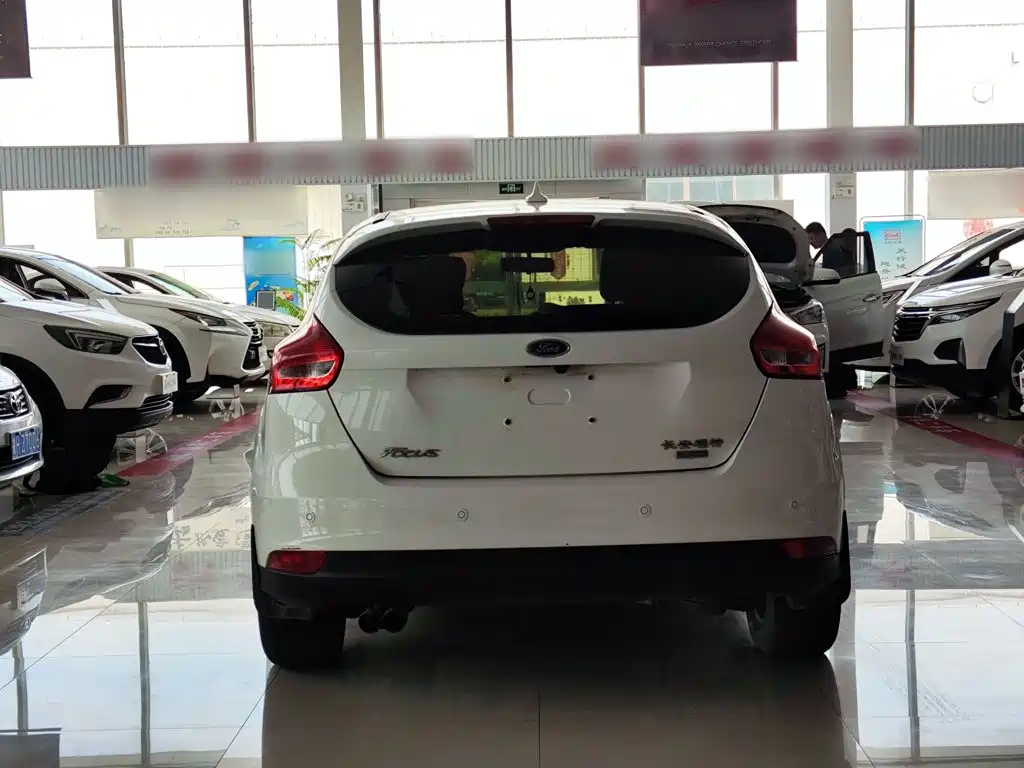 Focus Hatchback Classic EcoBoost 125 Auto Super Style Smart Travel
