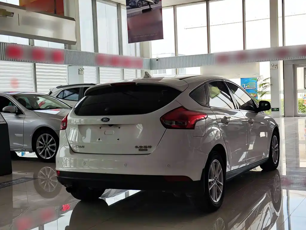 Focus Hatchback Classic EcoBoost 125 Auto Super Style Smart Travel