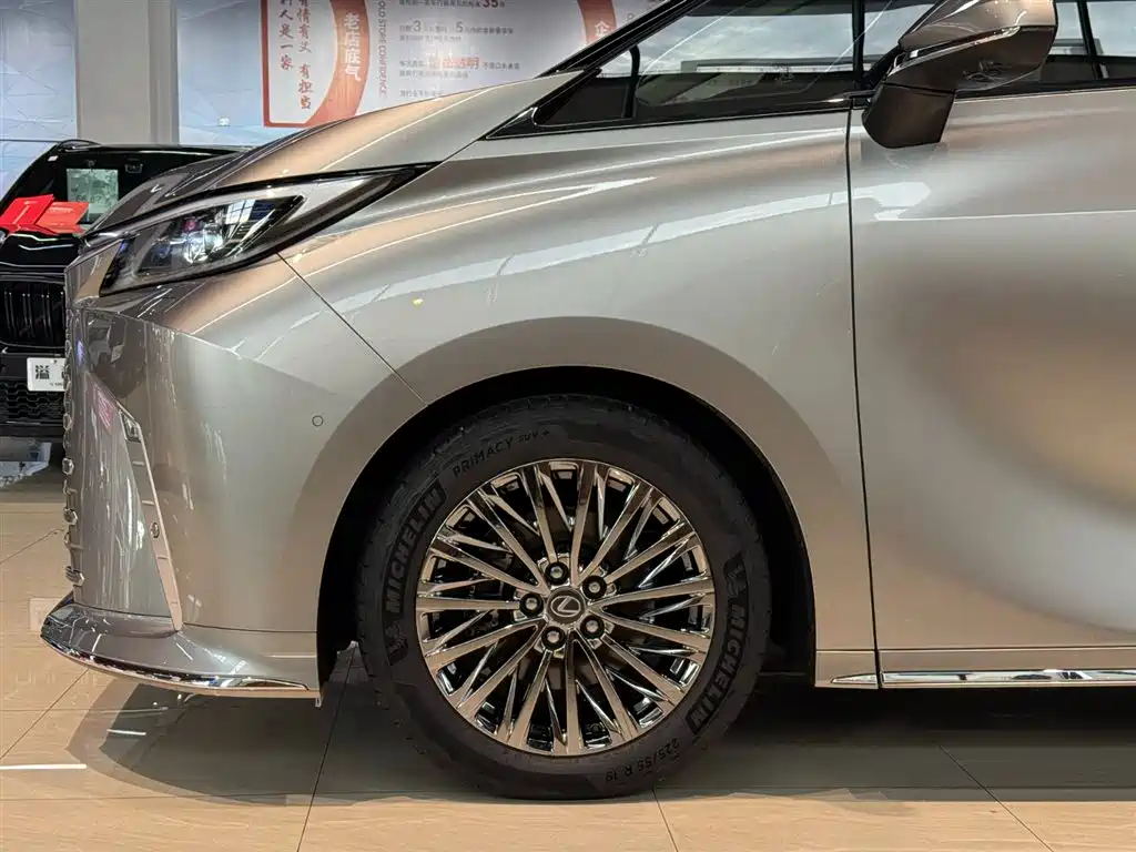 Lexus LM 500 h 6-seat Supreme
