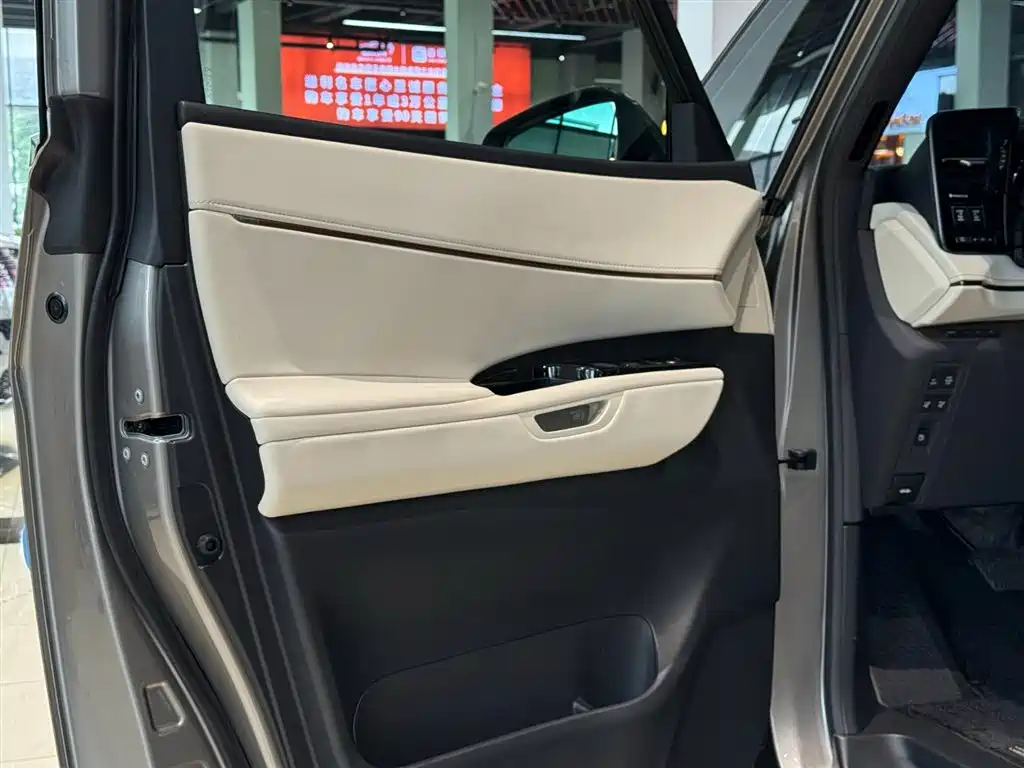 Lexus LM 500 h 6-seat Supreme