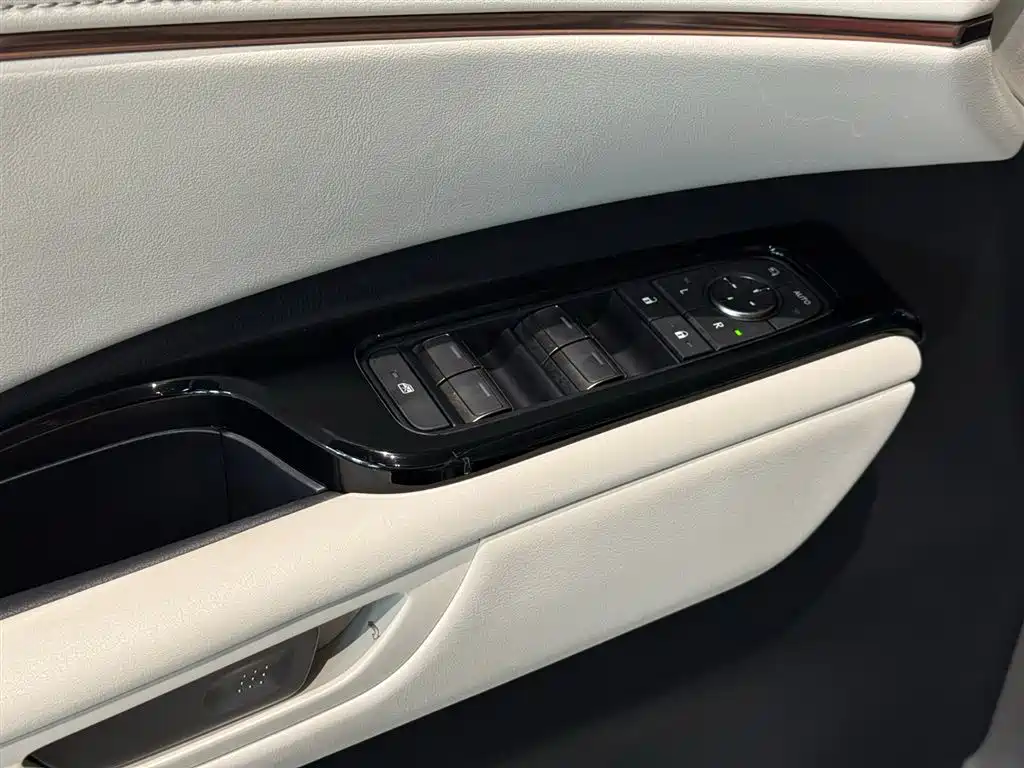Lexus LM 500 h 6-seat Supreme