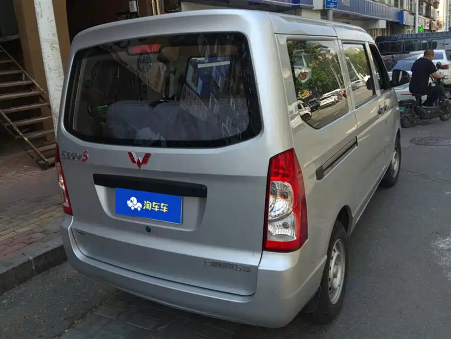 Wuling Rongguang S 1.5 L Basic 5 7-seat